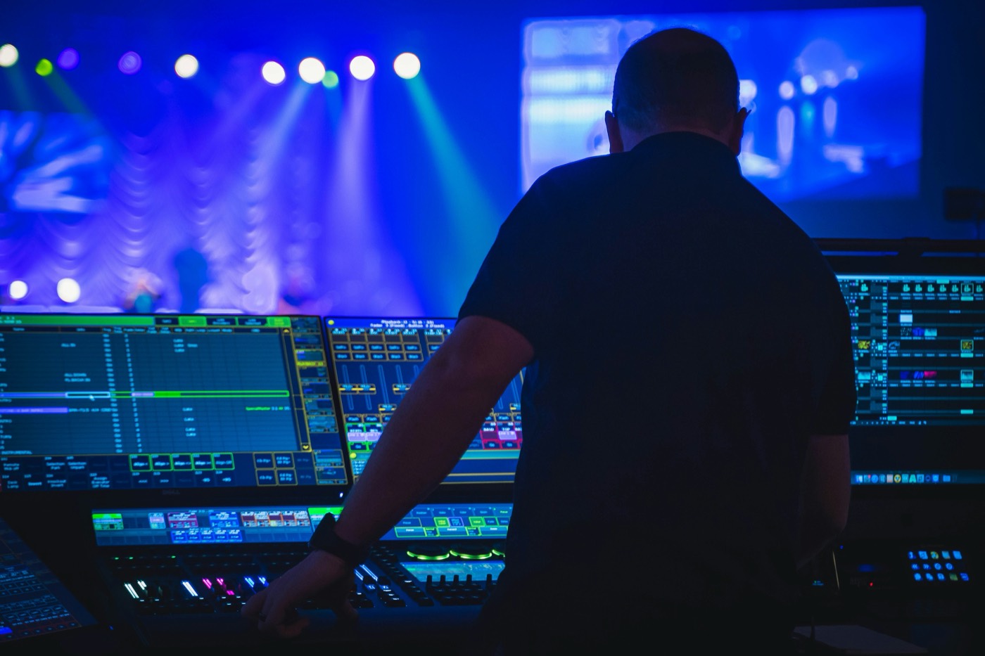 Ingeniero frente a la consola de audio durante un concierto