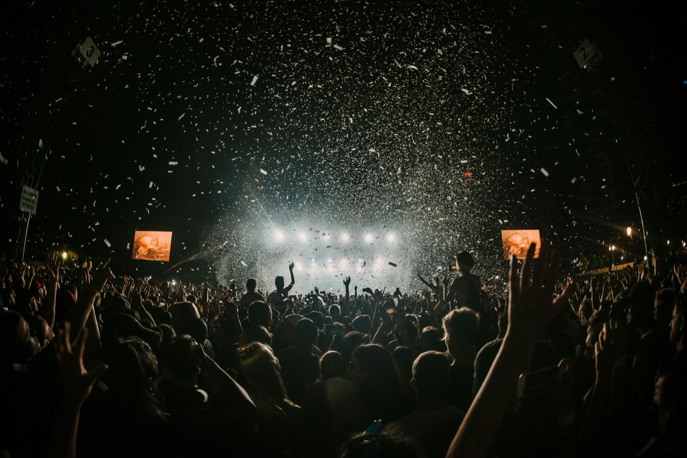 Público durante un concierto con confeti cayendo sobre la multitud