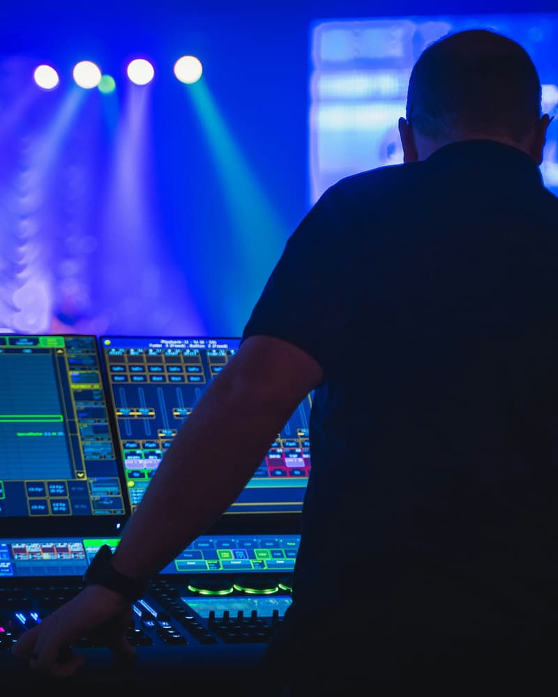 Ingeniero de audio frente a la consola durante un concierto